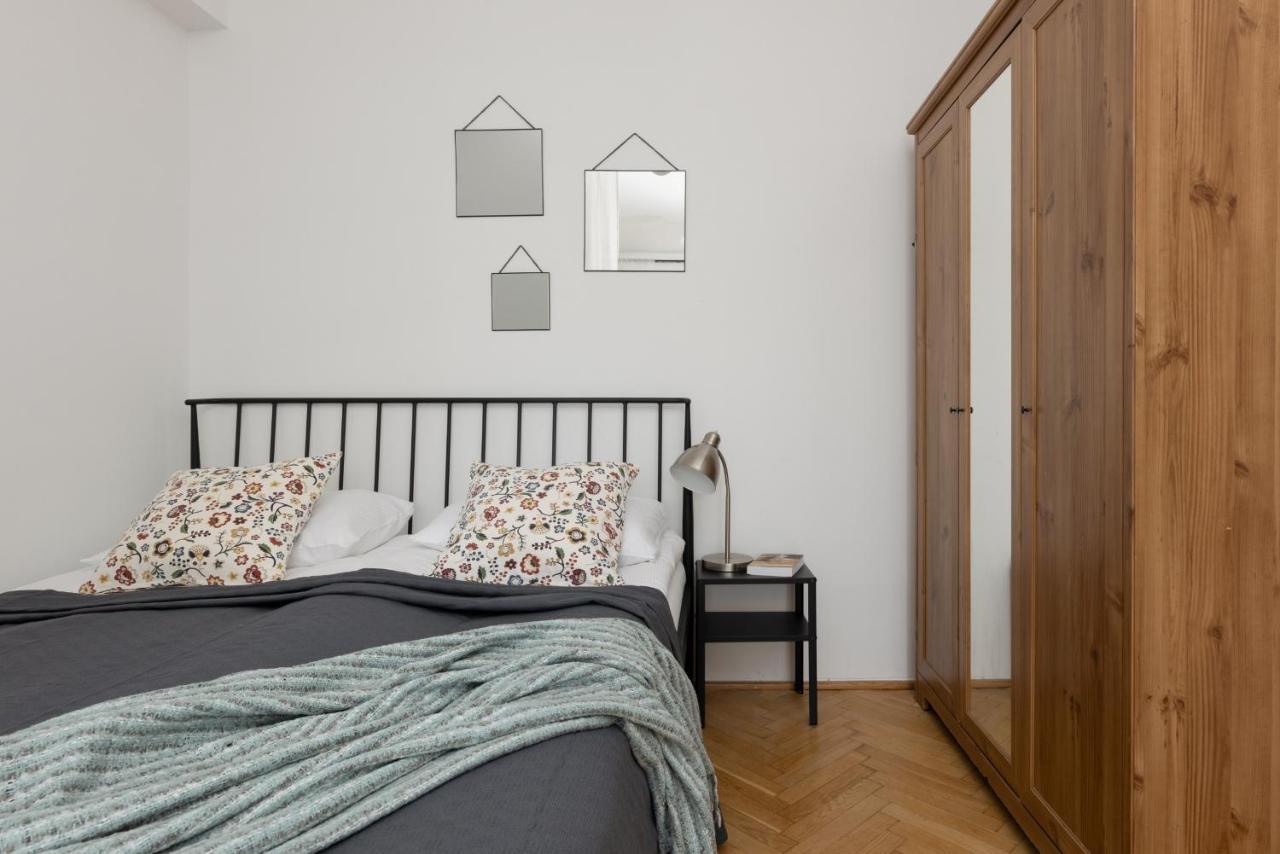 Cozy Studio With Bath Bielany By Renters *